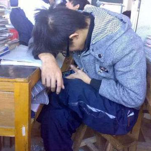 爱玩手机、游戏