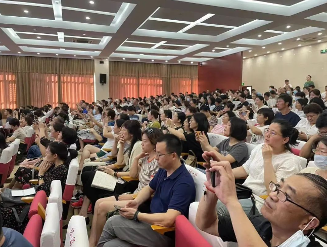 杨娟教授受邀至北京市第二十中学做《如何进行科学的亲子沟通》专题讲座