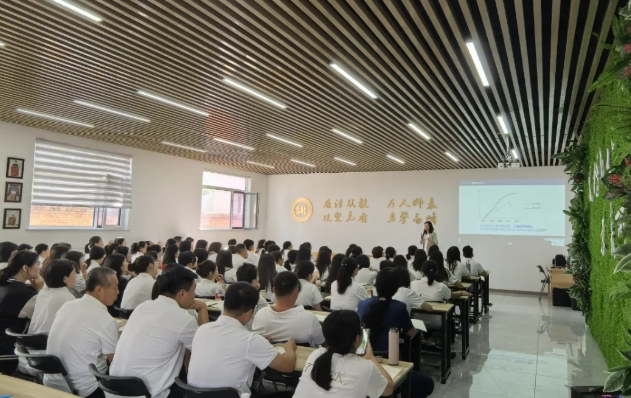 破解育人关键课题！杨娟教授受邀至天津晟楷中学：专题解读“如何激发学生内驱力”，赋能教师成长